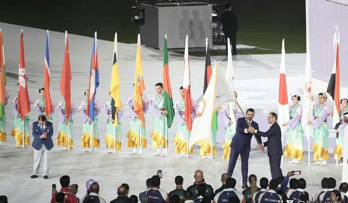 日本省钱办亚运，闭幕式上如释重负，卡塔尔凭什么自信？
名古屋亚运会闭幕了。日本省钱办赛，能省就省，场馆不新盖，伙食也一般。闭幕式上交旗的时候，日本代表表情轻松，感觉像终于甩掉了一个大包袱。而卡塔尔一上来就秀世界杯和亚洲杯的排场，底气十足。
说实话，看着挺尴尬的。日本这边运动员住的地方挤，训练条件也凑
