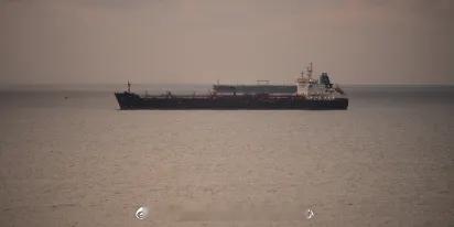 【一周9艘油轮遇袭，飓风又压美湾产量：布伦特油价大涨4%】国际油价周四大幅上涨，伊朗加大对霍尔木兹海峡油轮的袭击，飓风伊萨亚斯威胁美国墨西哥湾海上产量。布伦特原油收涨4%，报每桶104.28美元；WTI涨3.6%，报91.49美元。过去一周已有9艘油轮在海峡内外遇袭。特朗普表示11月中期选举前美国不会攻击 ​
