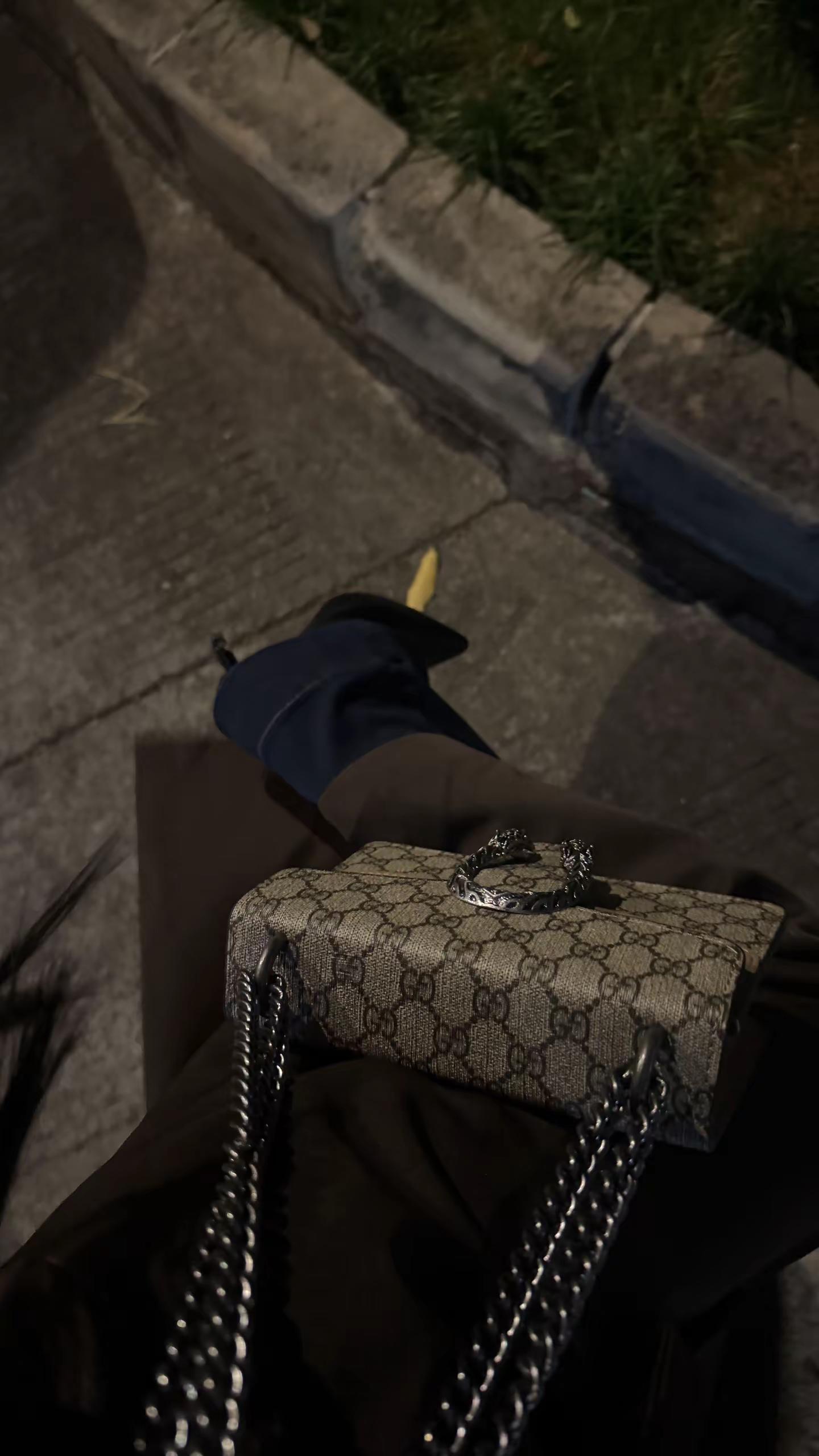 闺蜜 你今年自己穿勃肯鞋吧，我已经是喇叭裤➕高跟鞋的成熟女人了