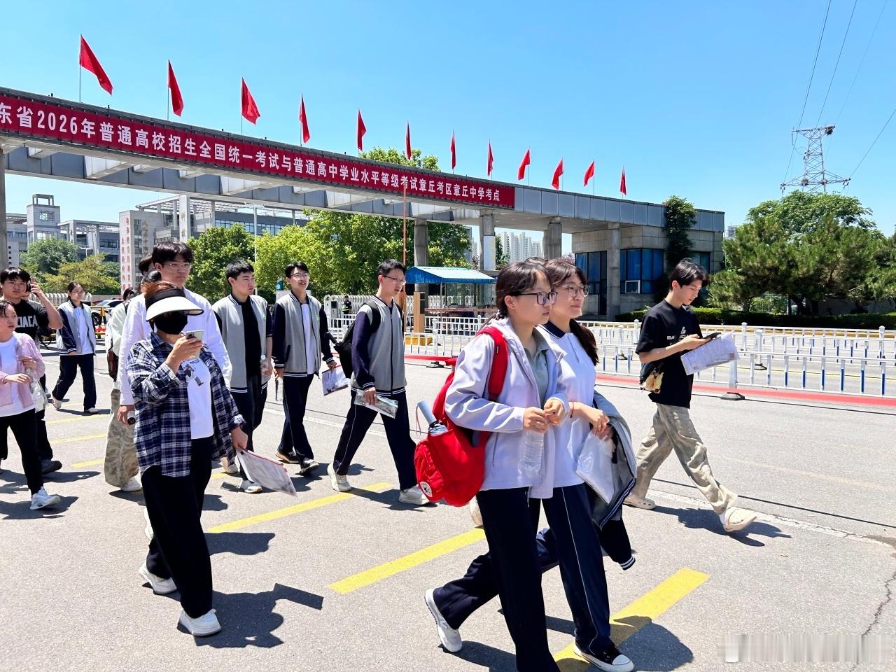 蝉鸣撞碎盛夏，笔尖落下终章。2026年中高考正式收官啦🎓    数载...