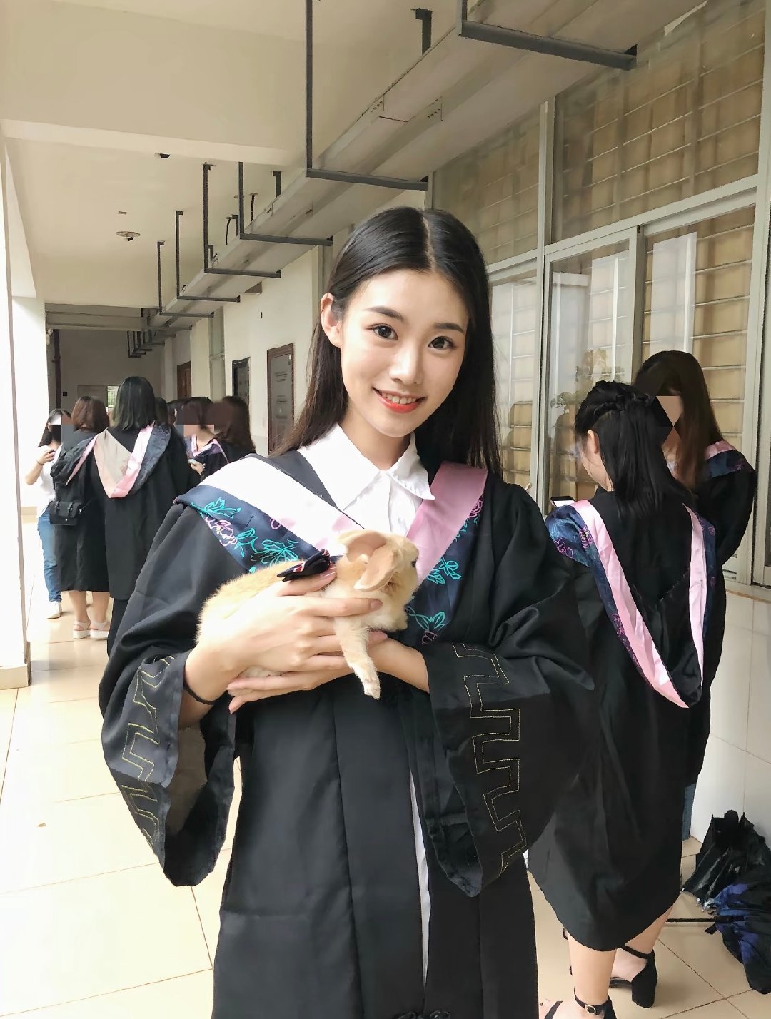姜乘澜晒大学青涩旧照表示很甜蜜 ​