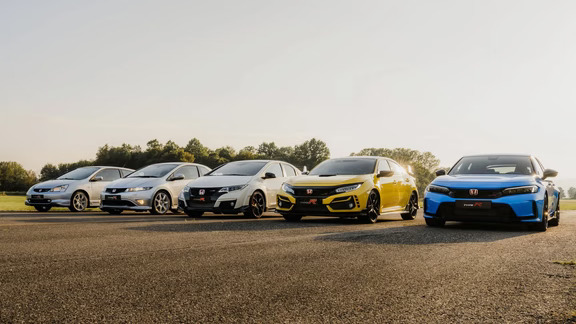 能集齐五代思域 Type R 同框，绝对是本田粉的终极浪漫。从初代 EP3、FN2、FK2、FK8 再到最新 FL5，横跨多个世代，每一台都承载着红头机的热血信仰。
没有繁杂的电气化加持，纯粹自吸与涡轮的传承，红色本田标是刻在骨子里的运动基因。不同年代的设计语言碰撞，从圆润线条到锐利激进的外观，能清晰看见 Type R 不断进化的轨迹，不变的是赛道取向的硬核实力。
落日余晖铺满路面，五台猛兽整齐列队，氛围感直接拉满。这不仅仅是车型的更迭，更是一代又一代玩家对 JDM、对本田性能的热爱延续。
热爱不会过时，红头永不落幕。试问哪个本田粉能拒绝这样的名场面📸
#思域typer   #本田红头   #JDM   #本田思域   #日系性能车 