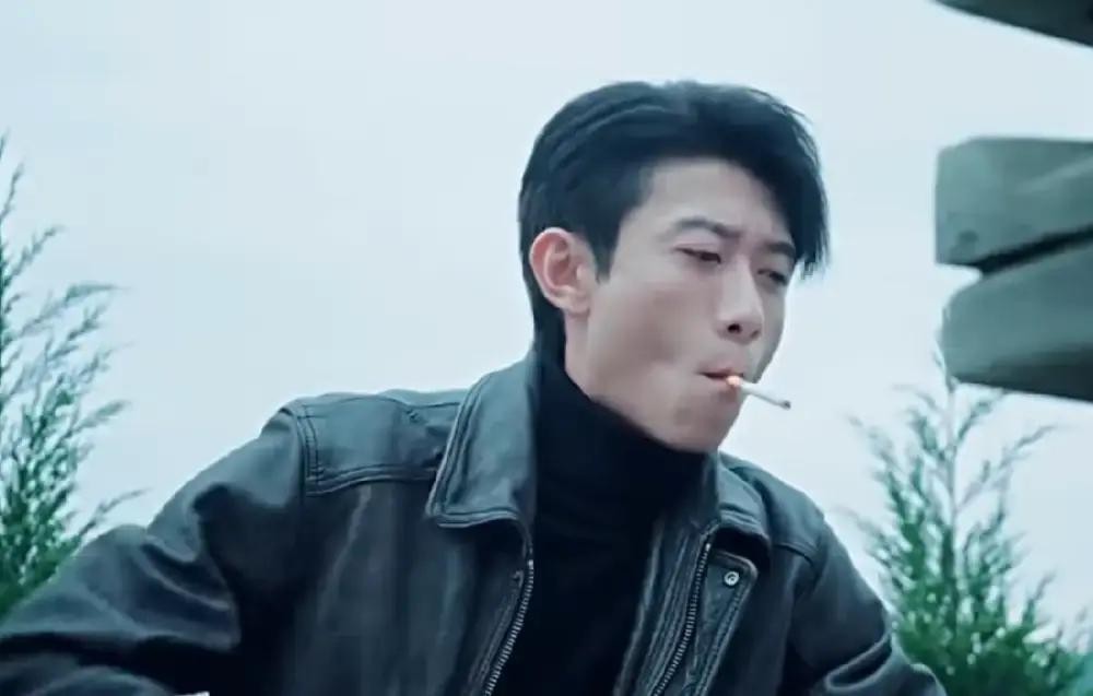 那个在鹿鼎记里被全网骂满屏尴尬的人，竟然靠着一个点烟的动作把场子找回来了

张一山在新重案六组里演的这个刑警大曾，其实遇上了整部剧口碑崩盘的烂摊子

但偏偏就是墓前那场完全没有台词的戏，让原本嘈杂的弹幕瞬间安静了下来

手指头那种控制不住的轻微发抖，加上死死盯着墓碑没有眨过的眼神，让人一看就知道情绪