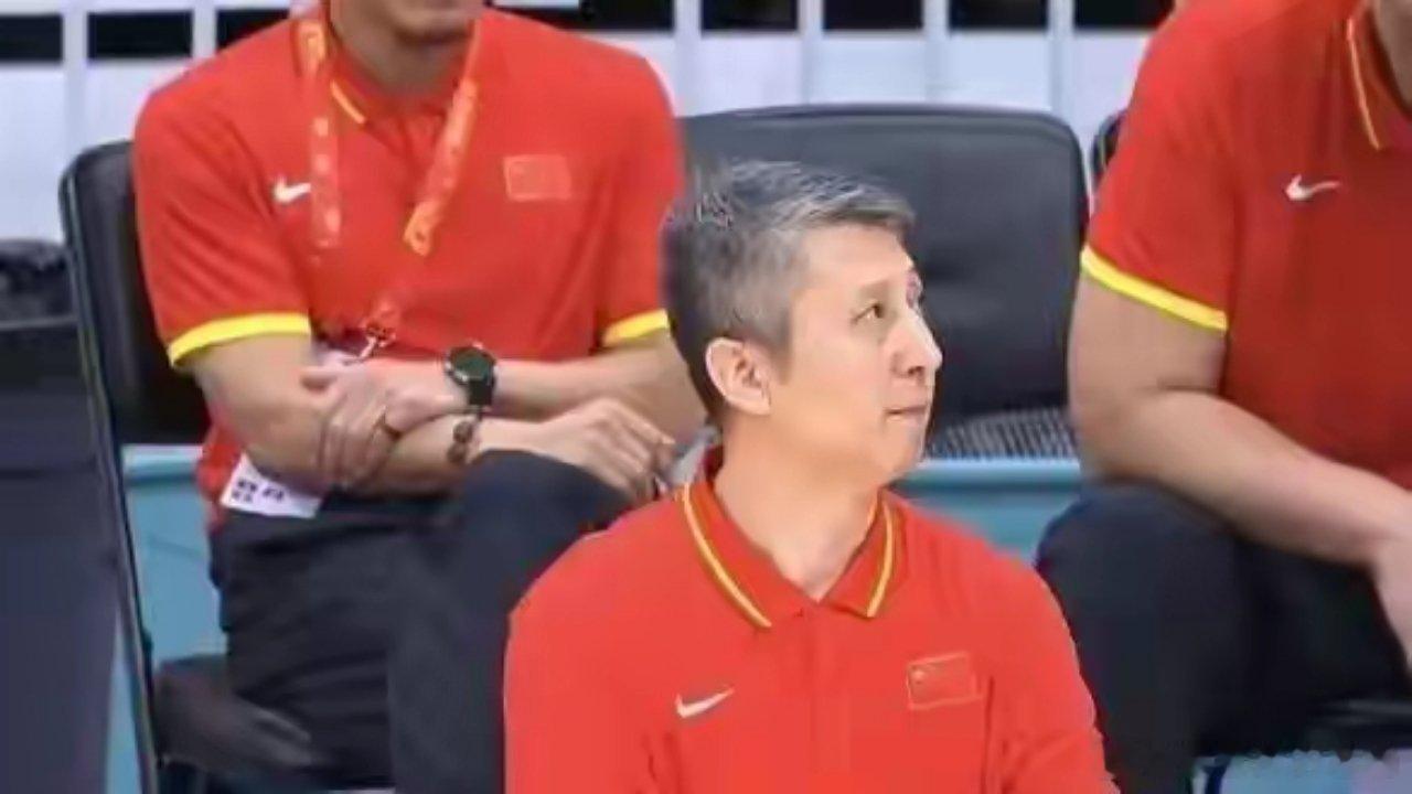 两连败！中国男篮全面崩盘，77-84惨败，留给郭士强的时间不多了北京时...