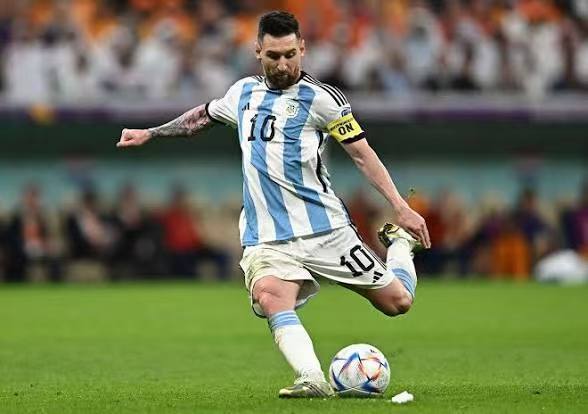 为阿根廷队补水蓄力 2026世界杯J组首轮，阿根廷3-0完胜阿尔及利亚...