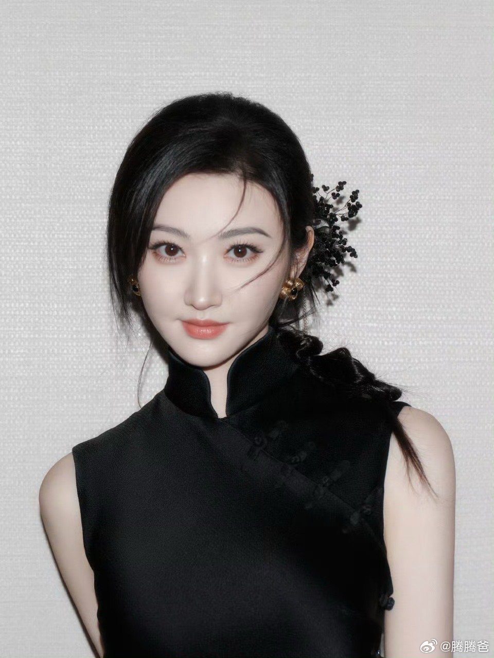 景甜不是好东西。孙割被全网讨伐，并不代表景甜就可以安全上岸。如果孙割作文内容属实，那景甜所作所为，就绝对恶臭透顶。天价彩礼，代孕，拜金，把婚姻和生育当交易，没有一个不是触动了高压线的。公众人物，都这样的示范性，社会风气怎么好得起来！娱乐圈应该打扫卫生了！[吐][吐] ​