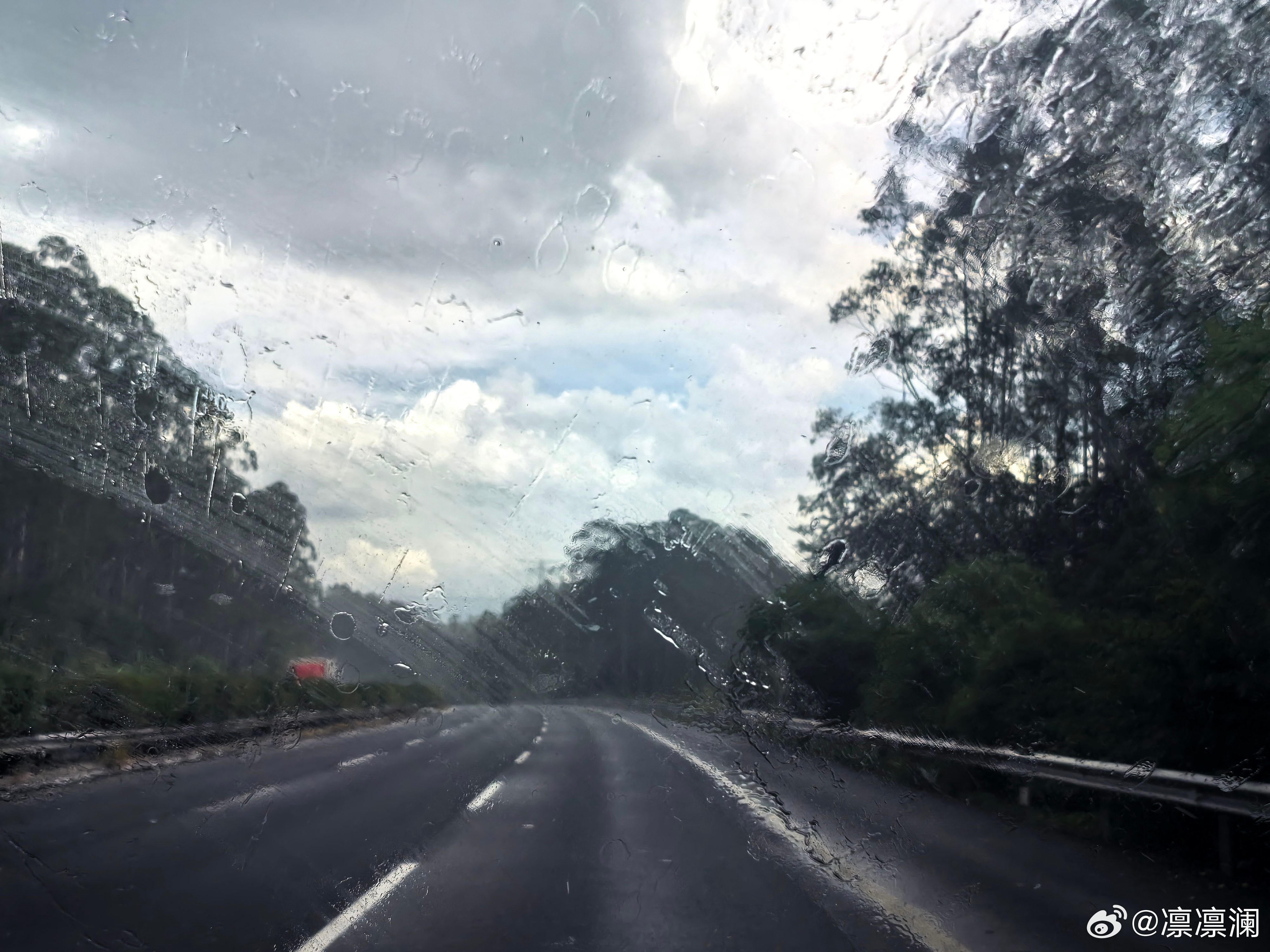回程的路上  
   大晴天  大太阳   局部降雨  阴天 大太阳 下雨 暴雨 阴天 晴 下雨  阴天  太阳雨  晴  局部有雨 阴 太阳雨
   路上遇到两辆  墨绿色的理想L9  头车跑的超级快  完全看不到车尾灯 还别说  这个墨绿色在阳光下挺好看的
看了一路各式各样的风景  看到了好多好看的云☁和蓝天  太阳雨下的 ​