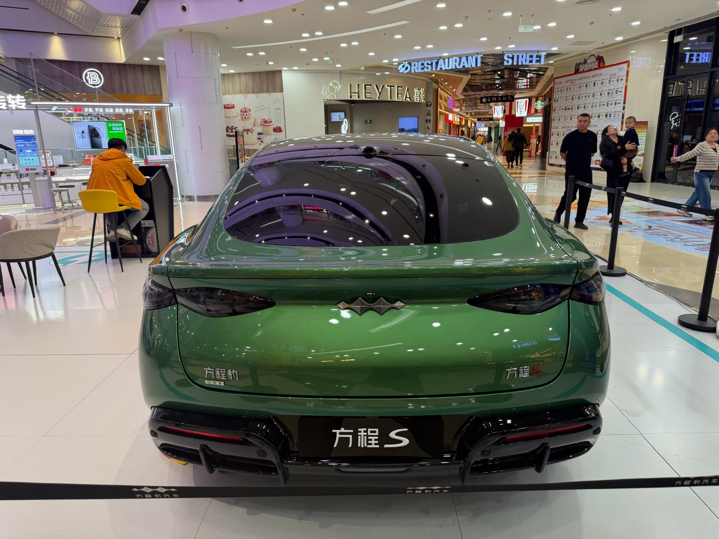方程S，好精致的小跑车🚗#比亚迪# 
我坐在里面头顶还有一拳高，不过座椅还是挺宽的，后排空间也还蛮大。音响效果还不错[doge] ​
