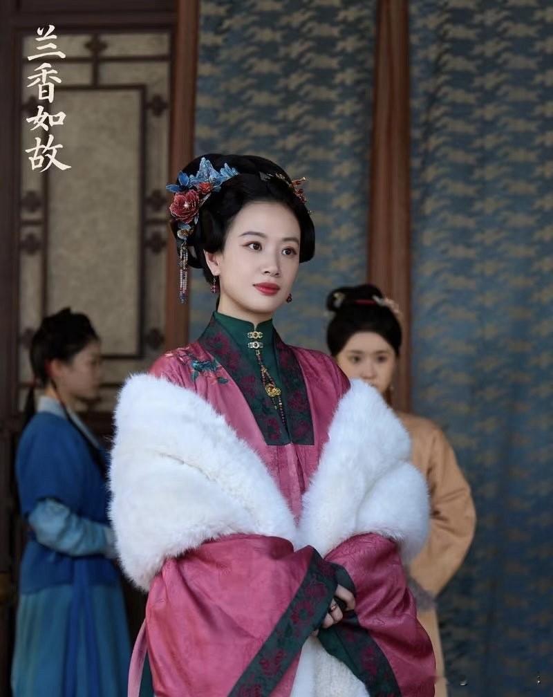 李梦，刘美含，叶青
随着《兰香如故》的热播
剧中每一个人的命运，都有亮点
都在坚强努力的活着
这部剧之所以爆火，每一个镜头都是有效的
哪怕是配角，行走的路人，都演技在线
你们是剧中的配角，但人物丰满
独具魅力，赢得观众们的喜爱
大家最喜欢剧中的哪个角色人物呢