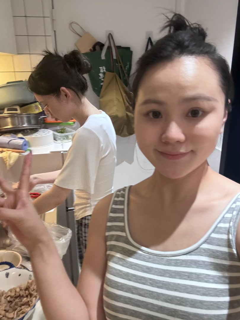 终于和我玩的好的同事一段时间都是一个班了，中途休息的时候劝小慧休息，结果我躺了一会就不舒服了，她躺的好舒服哦，结束了下班了马上就去看电影了！？终于把龙餐馆看了，沈腾牛啊，哭了一堆纸…又是…我站在开头看向你们逼死的结局[泪] 呜呜呜呜真的太难过了，结束了我两就去逛超市了，哦，还有一个 ​