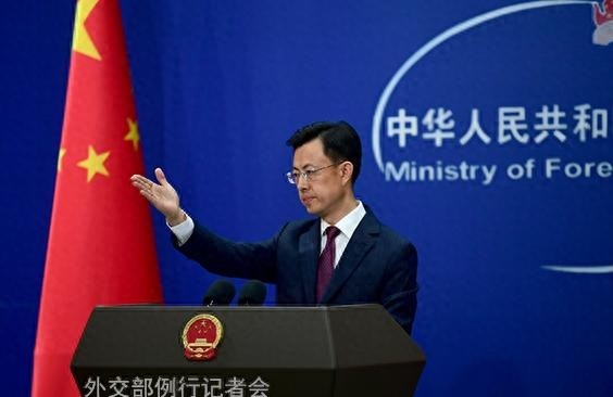 伊朗这一仗打完，中美至少50年内不会燃起战火，原因就三条：第一，美国已经看明白，连被封锁40年的伊朗都搞不定，拿什么跟中国打？不敢打，也打不起。2026年2月28日，美国拉上以色列动手，美军的行动代号叫“史诗怒火”，以色列这边是“咆哮的狮子”。

一场战争打到第八个月，最让美国头疼的，未必是伊朗还能