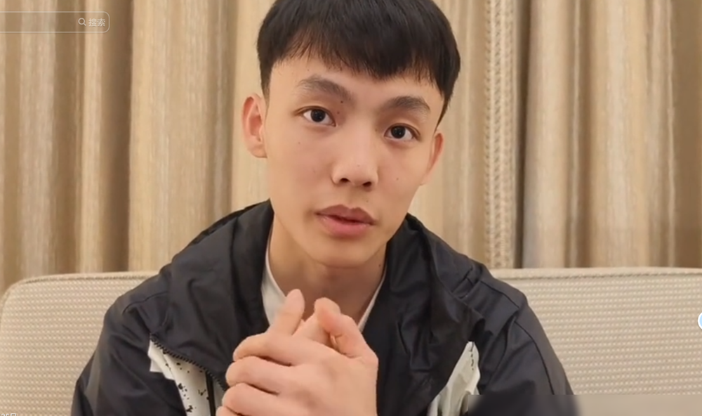 你真信广东拿徐杰换曾凡博这种鬼话？几个博主敲敲键盘编出首钢疯狂加价的戏码，就把满屏球迷糊弄得团团转。
翻翻两家底账就知道真相。曾凡博2025年12月19日就在首钢签死三年合同，徐杰也干脆利落按完手印留队注册。什么北控砸八位数培养费抢人，什么同曦拿林葳带现金换，全是没球看憋出来的流量戏法。你以为总经