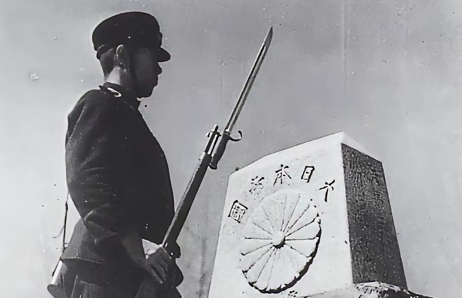 高市早苗多次要求俄罗斯拆除苏军纪念战胜日本纪念碑。
9月6日，俄罗斯外交部发言人扎哈罗娃回应，日本要求拆除哈巴罗夫斯克的胜利纪念碑，无异于要求风停止吹拂！
以前日本人到处树立这种菊花碑，早就被砸了。现在纪念一下，又不是到日本国内搞拆迁，高市早苗叫什么叫？ ​