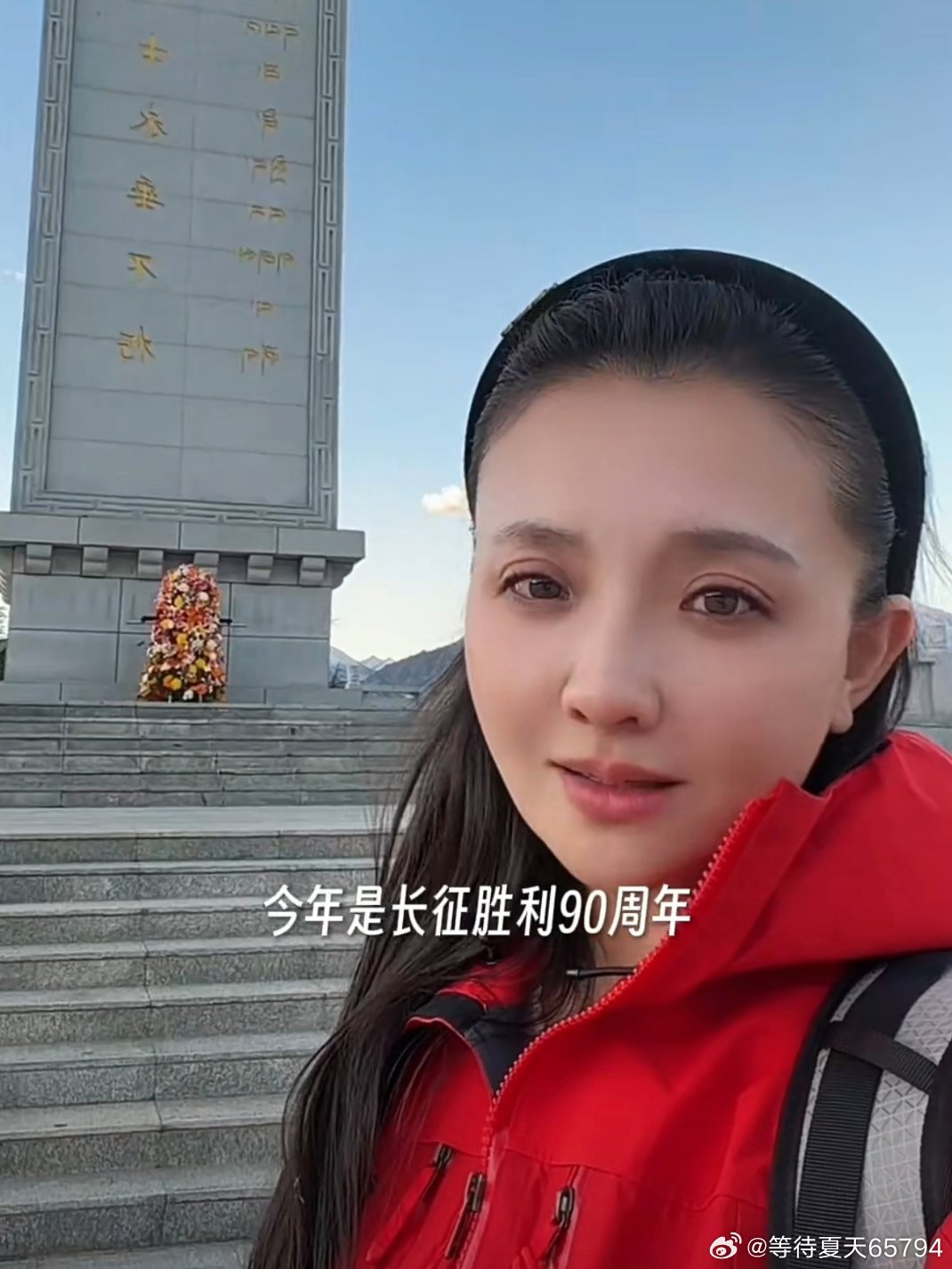 #演员孙茜去拉萨祭拜哥哥#孙茜近日前往拉萨烈士陵园祭拜了哥哥，她的哥哥是军人，未满20岁因公牺牲，长眠于雪域高原二十余年。孙茜带着哥哥生前爱吃的食物到墓前，摆好祭品后泣不成声，一句“哥，我来看你了”道出多年思念。她表示，以前觉得哥哥独自留在异乡很孤单，但两次到访后，看到陵园背靠雪山、 ​