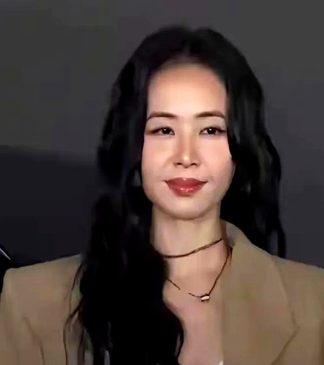 别家老板画大饼，这位女老板直接给员工放一个月带薪生日假。

过生日休满整个月，工资一分不少。开演唱会时，底下人直接放假，去不去现场随便你，绝不强制打卡跟岗。

网友扒出蔡依林开公司的日常，酸得后槽牙都咬碎了。钱给到位，假放够，尊重拉满。这哪里是上班，分明是被老板当祖宗供着。

拿着这份福利清单去问问
