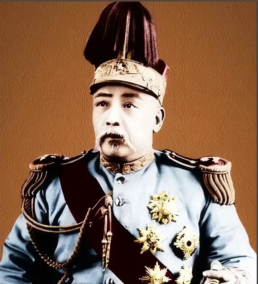 据说袁世凯的名字是其叔父袁保庆取的，取“世凯”谐音“世楷”，盼他成楷模之意。袁保庆对这个名字很满意。
后来李鸿章去袁府做客，见袁世凯机敏，就说：“慰亭这字不错，但再加个号更妥帖。”袁保庆忙请教，李鸿章脱口而出：“世间楷模当济世安民，叫容庵如何？”袁保庆大喜，连声叫好。
一个名字寄托了济