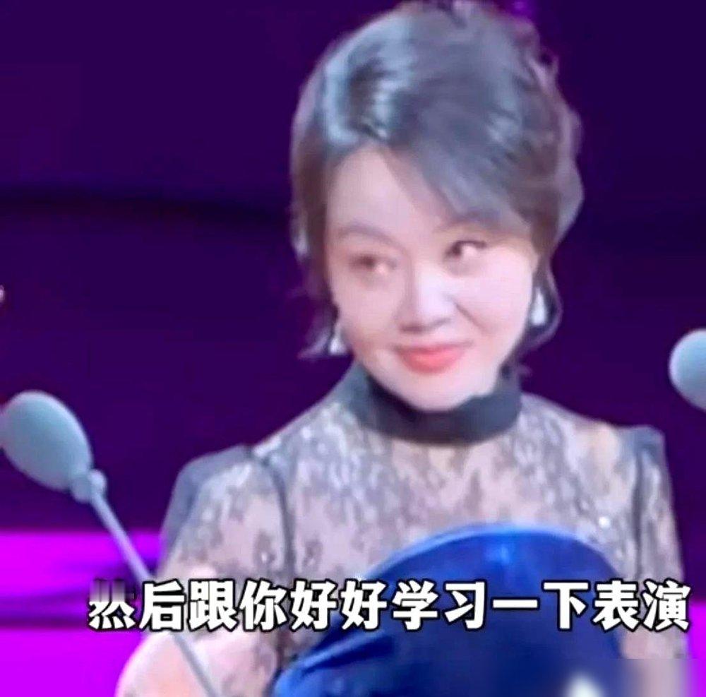 李乃文说给闫妮当助理，闫妮一句话把他问住了：这岁数，你能记住剧本、水杯、椅子放哪吗？
台底下全笑了，笑着笑着又觉得扎心。
飞天奖红毯上，这俩人跟说相声似的。闫妮那意思特明白——助理这活儿，看着是拎包递水，其实全是琐碎，记性稍微差点，转身就忘。
李乃文最近是真忙，《醉梦》刚播，演个啤酒厂科长，转