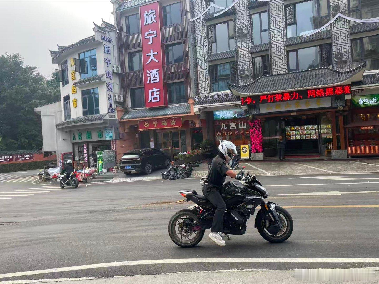 本次旅途单人单骑总体行程公里505.5km，路上碰到了骑着豪爵125的结伴同行的农民工大叔、九号电摩的小男孩、全国各地的仿赛车队还有在路上和我互相滴滴打招呼的adv骑手——车不重要，只要想出发，哪里都能抵达。 ​