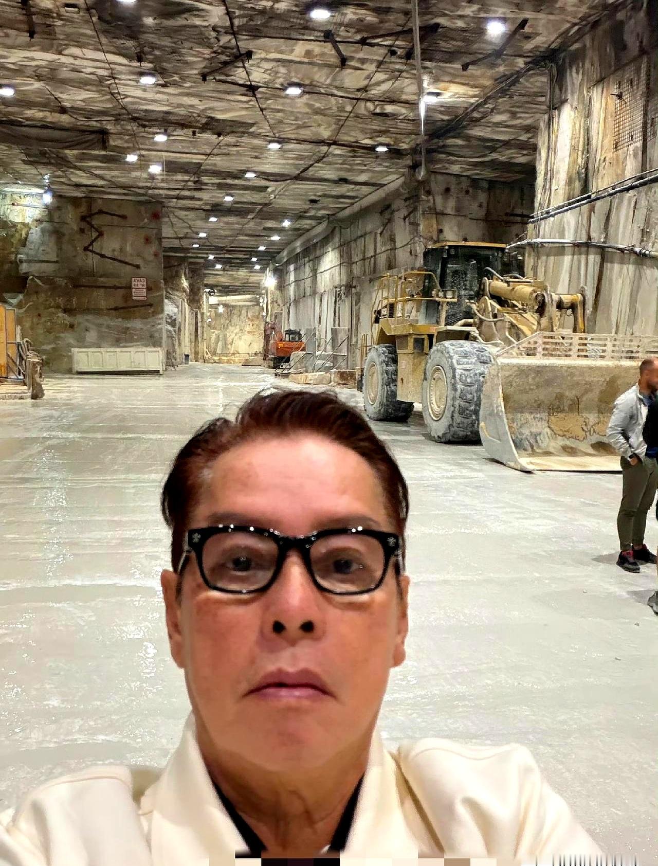 76岁的谭咏麟，在法国对着一桌龙虾生蚝吃到撑，竖大拇指连连叫好，这画面我看了三遍
 

快80岁了，能吃、能玩、能开演唱会，还跑去矿场看风景，人家不走商业街不逛名品店，偏偏对着岩石地貌来劲，这种&34;老不按套路出牌&34;的状态，反而才是最让人羡慕的部分
 

很多同龄人早就各种三高、膝盖不行了，校长还在全球