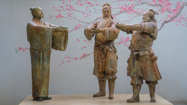 桃园结义背后的宫廷秘史：刘备、关羽、张飞的真实人生与生存智慧