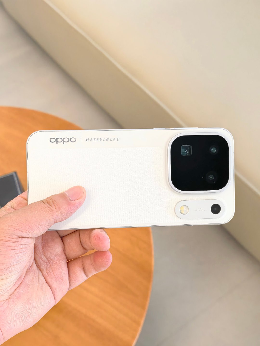 OPPO Find X10 Pro Max白色真不错，

兄弟们，买手机你会优先选择白色吗？[笑而不语] ​