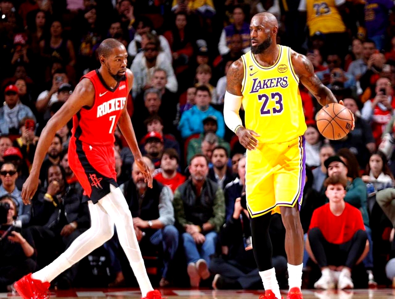 火箭队有些球迷挺有意思，总觉得贾巴里和申京在内斗。    非得说贾巴里...