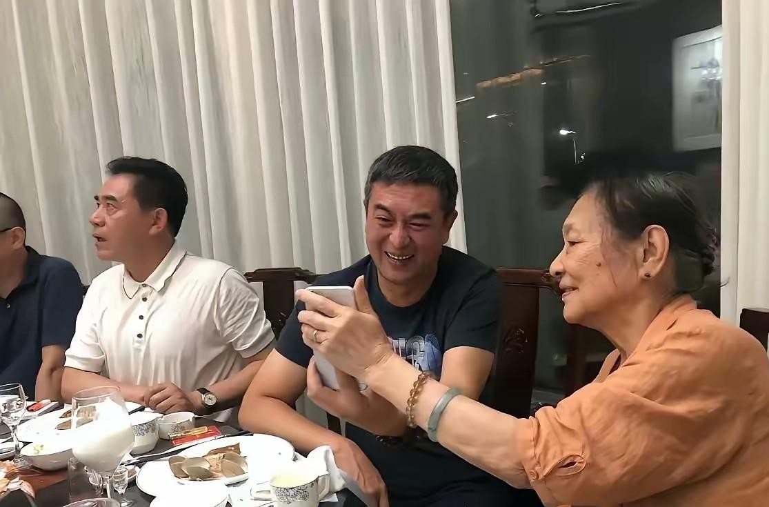 同样是演了一辈子戏的顶梁柱，张嘉益跟陈宝国私下坐在一块喝酒，状态差得还真不是一星半点。
边上眼尖的人光盯着桌角那一包烟，算来算去说能抵普通打工人一整天的工钱，其实这东西扔在他们桌上，也就是个随手搁的玩意儿。
真正有意思的还是这俩人的神态。
张嘉益明显是喝透了，整张脸泛着通红，身子往后一靠，嘴里