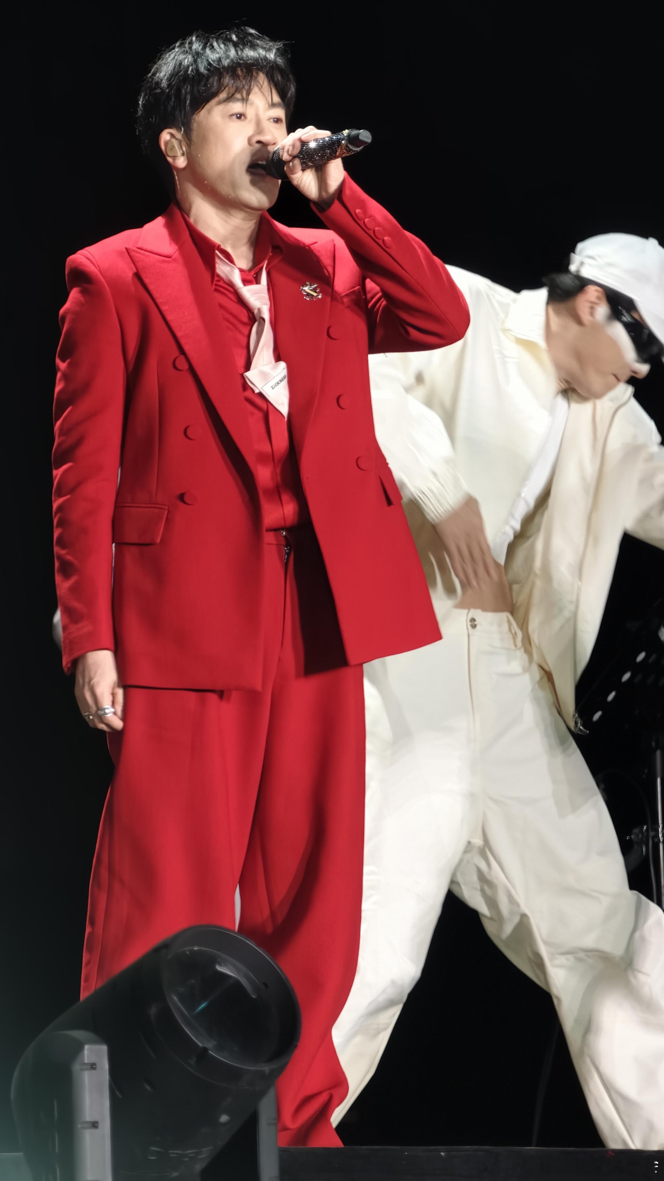 #苏有朋[超话]# 追你这件事，真的像一场很长很长的青春。你陪我们长大，我们看你发光。从卡带到CD，从电视到电影院，从“乖乖虎”到“苏导”，再回到＂歌手苏＂，你每一步都走得稳稳当当，而我们每一次回头，都能骄傲地说：看，我喜欢的人，一直都很值得。
谢谢你成为我们的青春，也谢谢你让我 ​