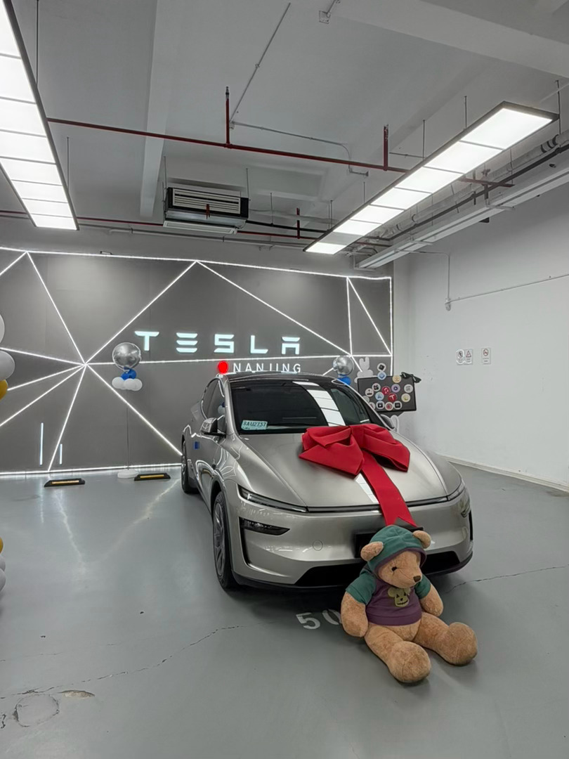 【提车啦🎉】终于把 #特斯拉ModelY L# 六座版开回家了！🚗

之前开五座车，带娃+带老人出门永远挤到崩溃，这次六座版一出来直接锁单。2+2+2布局，二排独立座椅+通风加热，三排也有独立出风口，全家出行终于不打架了😂

CLTC 751km，双电机四驱4.5秒破百，城市通勤一周一充，长途有超充网络兜底， ​