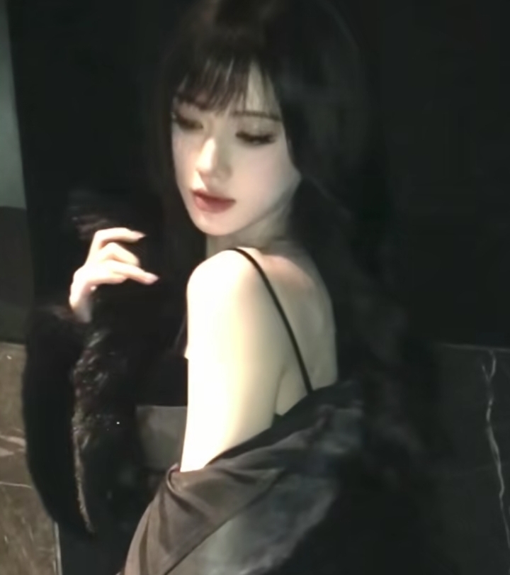 鞠婧祎暗黑千金造型出圈，终于撕掉了固有的标签
 
说起鞠婧祎，大家最先想到的大多是精致甜妹的样子，长久以来也一直被说风格太单一，戏路和造型都没跳出熟悉的框架。这次新剧里暗黑千金的路透曝光，一下子刷新了很多人的认知。
 
黑长直搭配暗黑系的服饰，身形利落，眉眼间带着疏离冷感，原本甜美的五官，硬生生穿出