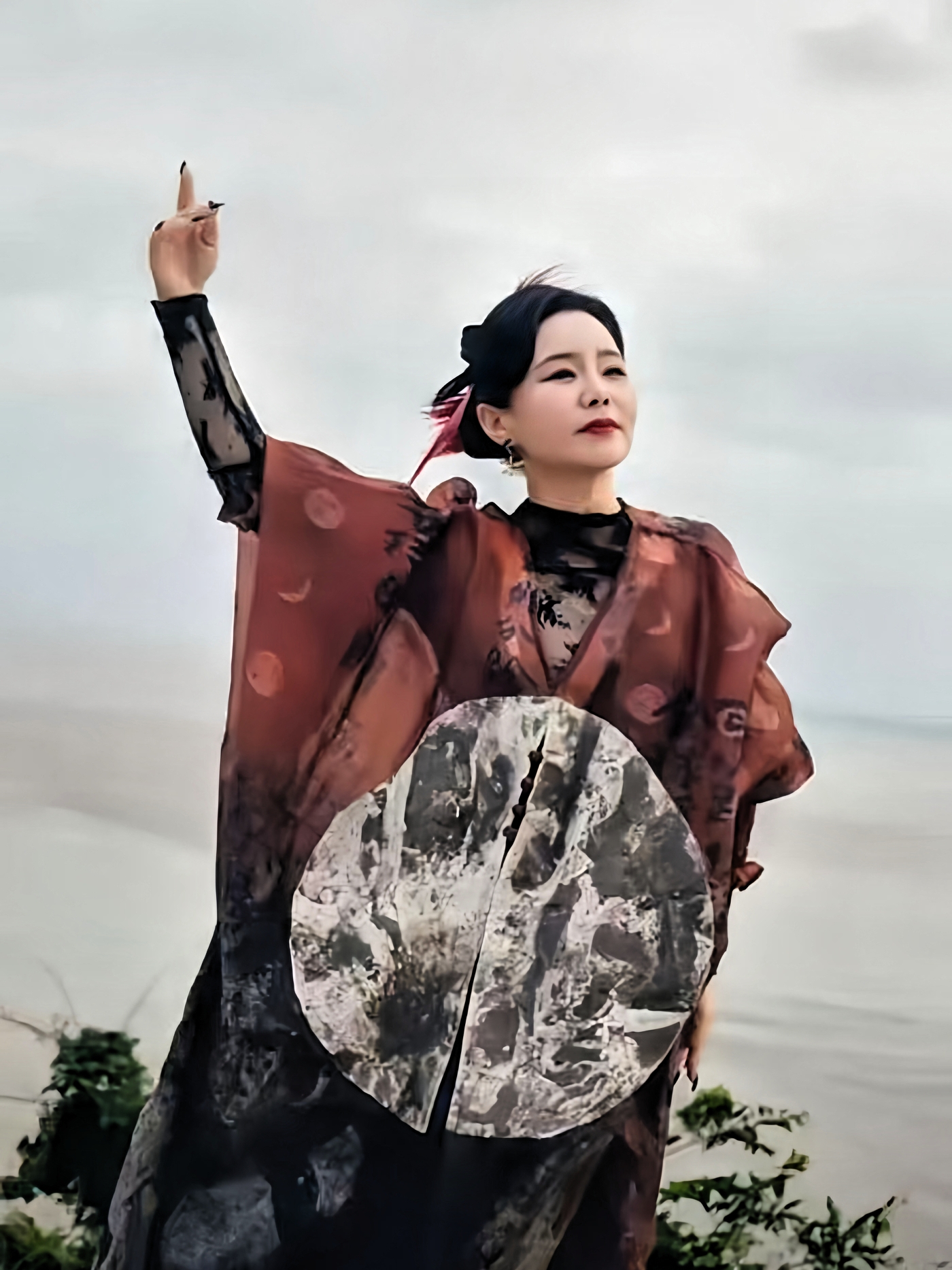 散伙快两年的老锣给龚琳娜埋了一手王炸
距离龚琳娜官宣与老锣结束长达二十年的跨国婚姻，已经悄然走过两年。如今五十岁依然保持单身的她，从国家大剧院的殿堂级演出，到草莓音乐节的数万人现场，再到跨界和戏曲名家同台合唱，每一次亮相都舒展得像彻底卸下了过往的捆绑
离婚两年再看龚琳娜和老锣，真挺让人服气的。

别
