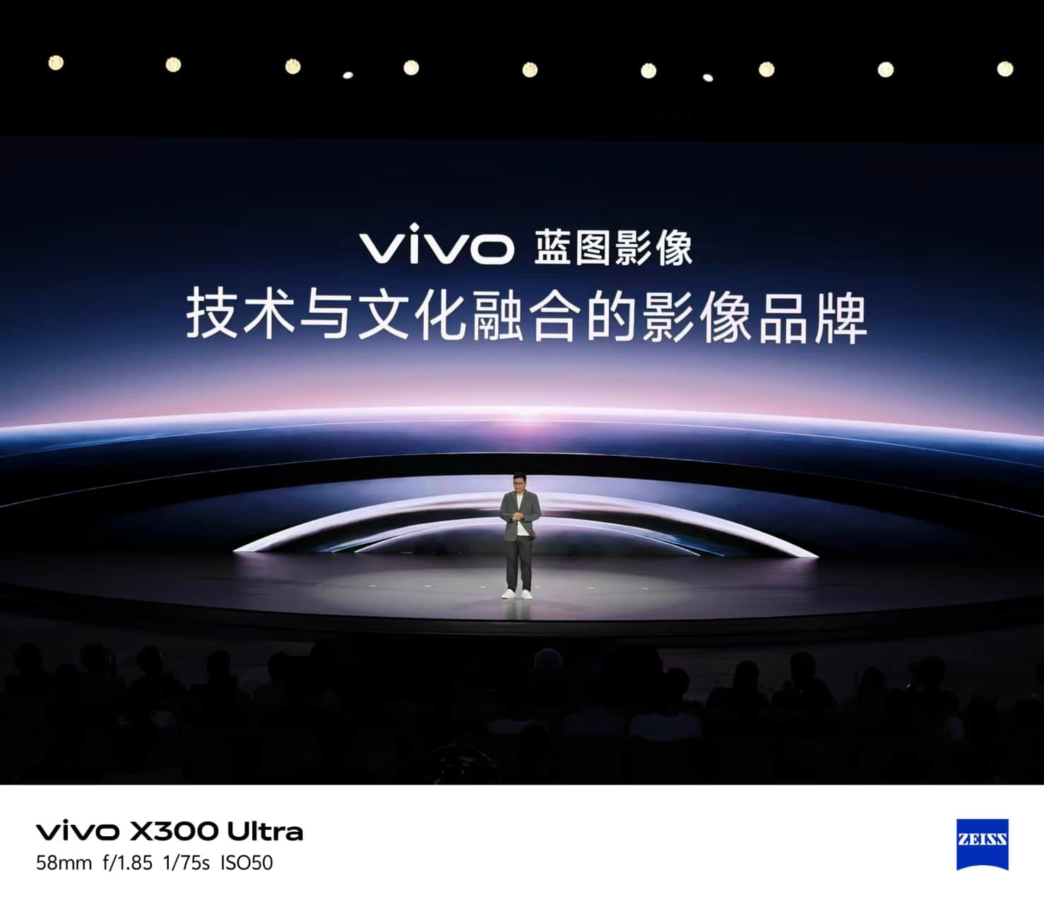 刚看完 vivo 创作者盛典，说实话被这次的影像迭代狠狠戳到了。
玩移动影像这么久一直有个绕不开的痛点：想要好视频，就得备云台设备；想要顶级拍照，少不了笨重相机；手机便携，但视频上限总差那么一截。
视频、拍照、便携，三者很难全部拉满，也就是行业常说的移动影像不可能三角。而 vivo 这次，看样 ​