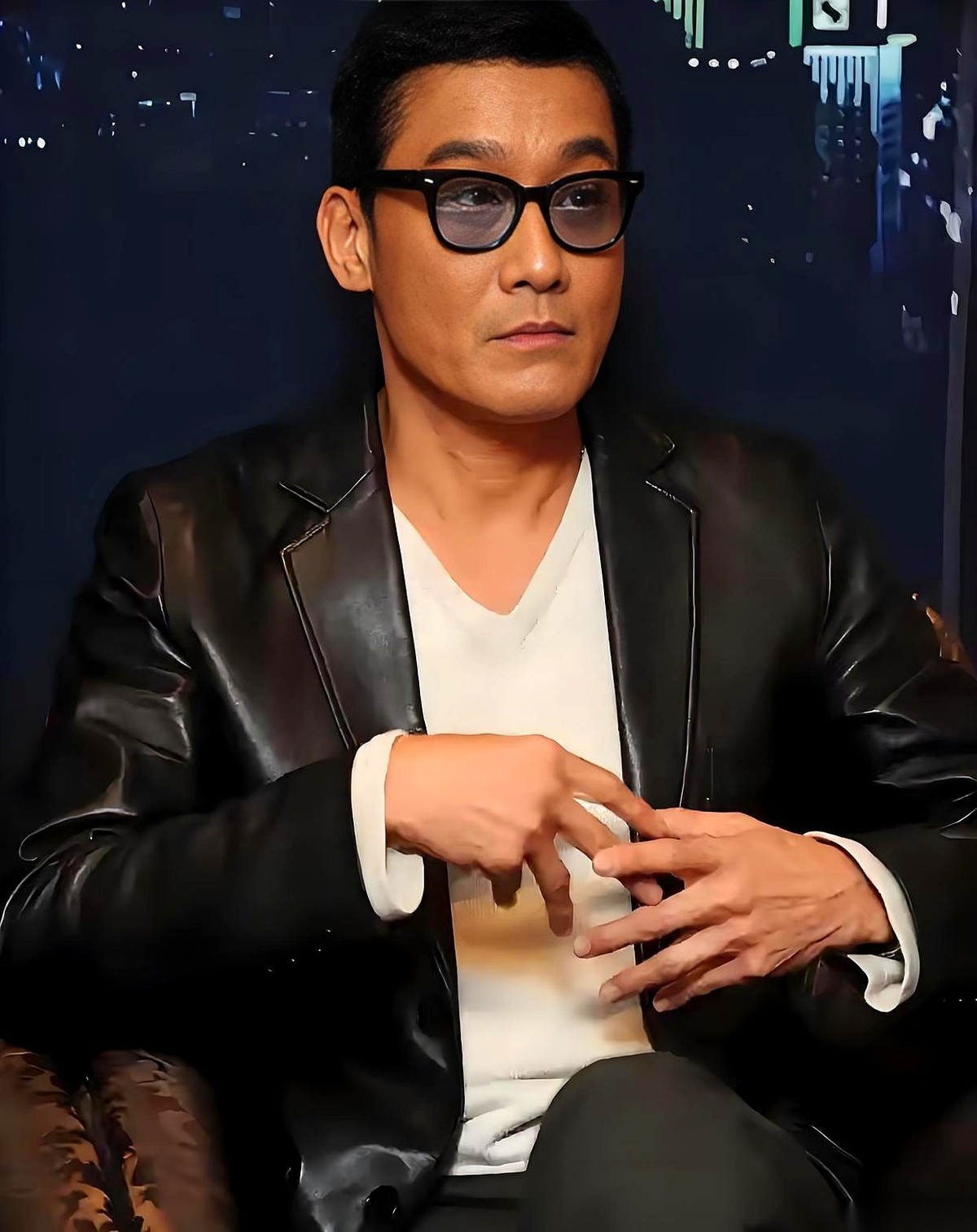 最近，梁家辉在2022年录制的一段老视频，又被网友从故纸堆里翻出来疯狂刷屏。在这段画面里，这位拿奖拿到手软的老牌影帝，面对镜头，毫不留情地扯下了明星群体的那层“高贵滤镜”。
他抛出了一个极其扎心的画面。
梁家辉说，内地的朋友如果去香港街头溜达一圈，会发现一个现象：那些在屏幕上光芒万丈的明星艺人，就算