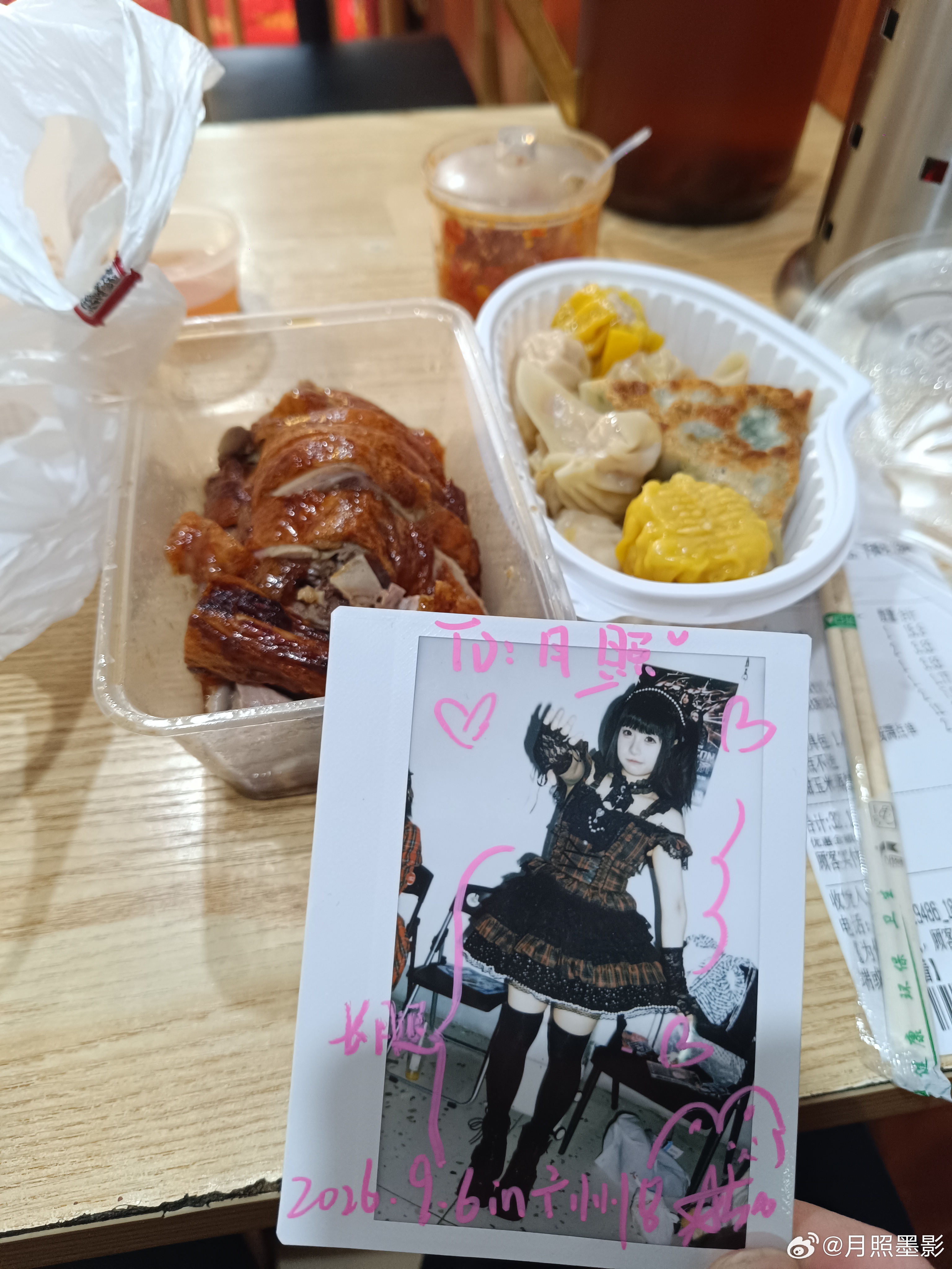 最后以烧鹅结束了[么么哒]
去地铁站的路上还真有，好吃好吃😋
这张看起来某些并非腿长的人就露馅了[兔子]

这次又是很匆忙的一回
可以说我们今天都被坑了吗[给力]
都是被意料之外的情况打乱了计划
不过这样就更期待下一次广州之行更完美了[拜托]
不过和你一起的旅行，不完美也很精彩
不是吗
 ​