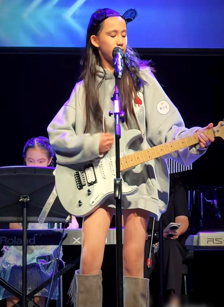 黄磊二女儿黄少艾，12岁，电吉他solo炸场，皮衣卷发，一脸痞笑，活脱脱一个长发版黄磊。
同一对爹妈，大女儿黄多多当年染个头发、打个耳洞，被全网追着骂上热搜。
差别在哪？黄磊孙莉学精了。
多多8岁上《爸爸去哪儿》，顶级国际学校、翻译、话剧、电影全给安排上，等于把孩子往聚光灯下一扔，逼着所有人拿
