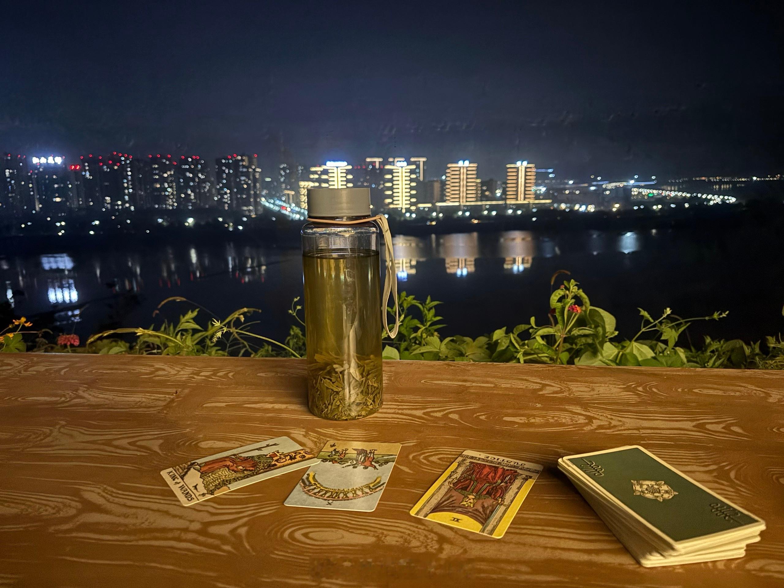 夜色、江景、晚风，正好…玩玩塔罗，给自己抽了一张丁酉月运牌🃏（图6）  ​​​