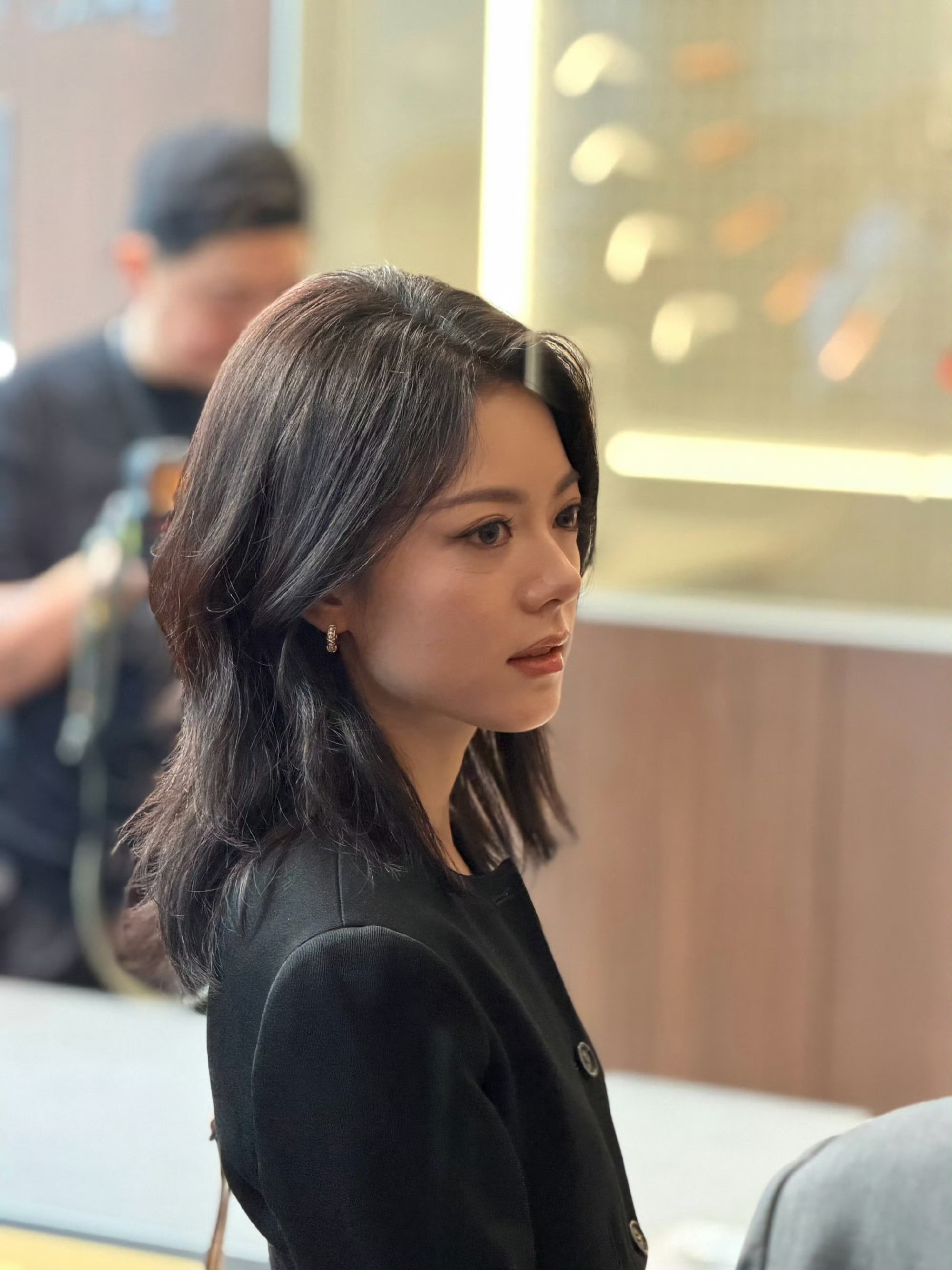 赵今麦黑色西装裙出圈！褪去邻家少女感 一身黑裙化身干练都市女主