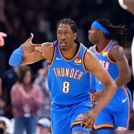 克利夫兰骑士队更衣室，全队瘫倒一片！    只有36岁的哈登，一个人还...