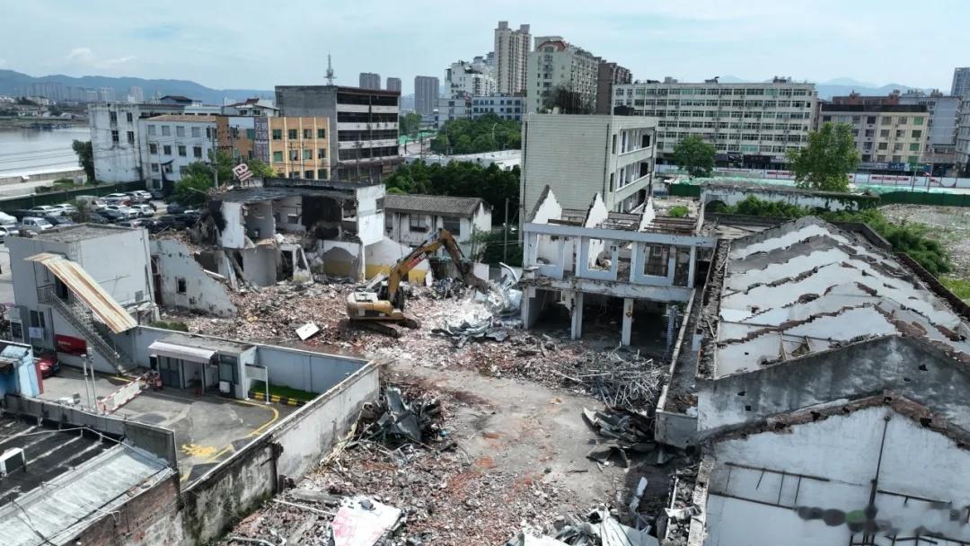 又一处厂房拆除！事关龙港二桥片区 随着我市城市化进程持续深化，龙港二桥...