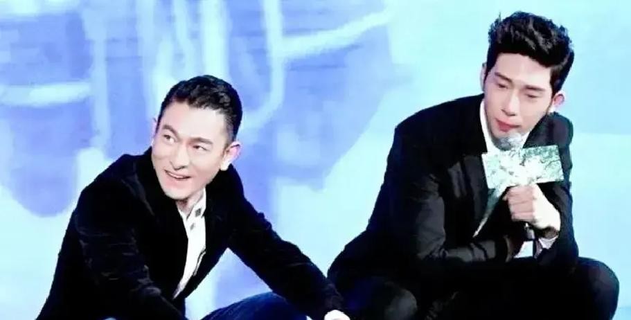 拍《失孤》那会儿，井柏然骑摩托意外摔倒，小腿被滚烫的排气管烫成三度烫伤，愣是咬着牙没叫停。刘德华在旁边看在眼里，心里既佩服又心疼

那时候井柏然还没拍《捉妖记》，正是从偶像往实力派硬转的关键当口。遇上刘德华，算是他入行以来最大的运气

老一辈演员拍戏信奉戏比天大，刘德华更是出了名的较真。澡堂子里那场