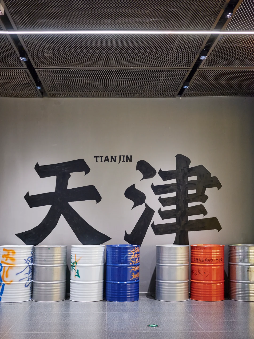 高温烘烤的夏天，适合去商场里吹空调