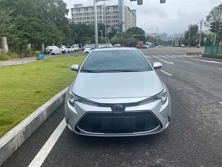二手丰田雷凌选燃油还是双擎？双擎省油保值真香，改表双擎千万别碰
2026年的二手丰田雷凌，价格是真被打下来了——当年落地十五六万的1.8双擎，现在四万多就能谈。丰田雷凌作为卡罗拉的姊妹车，靠开不坏的口碑在二手市场一直很吃香，但很多人纠结的不是买不买，而是到底选燃油还是双擎、哪年款更稳。今儿我从动力总