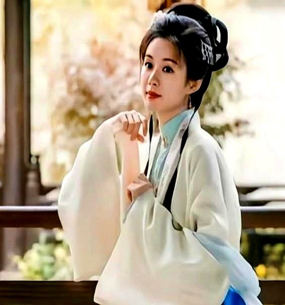 因为名字带个“子”，一个土生土长的中国姑娘，硬生生被骂成了“日本人”。

姑娘叫郑合惠子。网友一看这四个字，键盘敲得劈啪作响，非指着鼻子说这是岛国人。

真相其实让人哭笑不得。她爹姓郑，妈姓何，取谐音合，家里盼着女儿贤惠。叫郑合惠太干瘪拗口，老爸一拍大腿，在后头加了个调音的子字。就这么简单个事，硬是