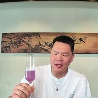 当了九年俱乐部一把手突然交出帅印，很多人以为他会失落退场，朱芳雨转头就给大家上了一课。
7月份刚卸下总经理职务，球队扭头就给了他一个队史从未有过的荣誉顾问头衔。到了10月8号，新一批篮球名人堂的提名名单一出来，他和老搭档杜锋的名字又整整齐齐挂在上面。
还没等外界琢磨明白，11号他已经换上一身板正