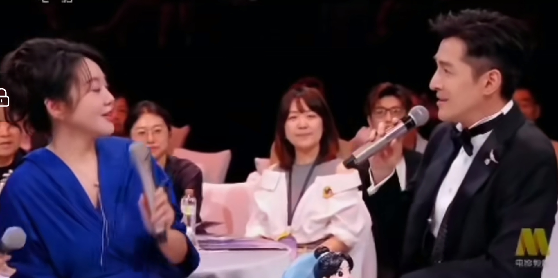 胡歌也油腻了！
他在澳门《湾区升明月》当主持人，说闫妮唱歌不是微醺，而是微大醺。

主持人蓝羽问闫妮的80后歌单，闫妮拿起话筒就唱了一段，胡歌马上调侃说：妮姐唱歌不是微醺，而是微大醺。

胡歌说完，还环顾四周问：魏大勋没有来吗？

他明显是想延续闫妮去年和魏大勋的那个经典热梗，也太刻意为之了。[捂脸
