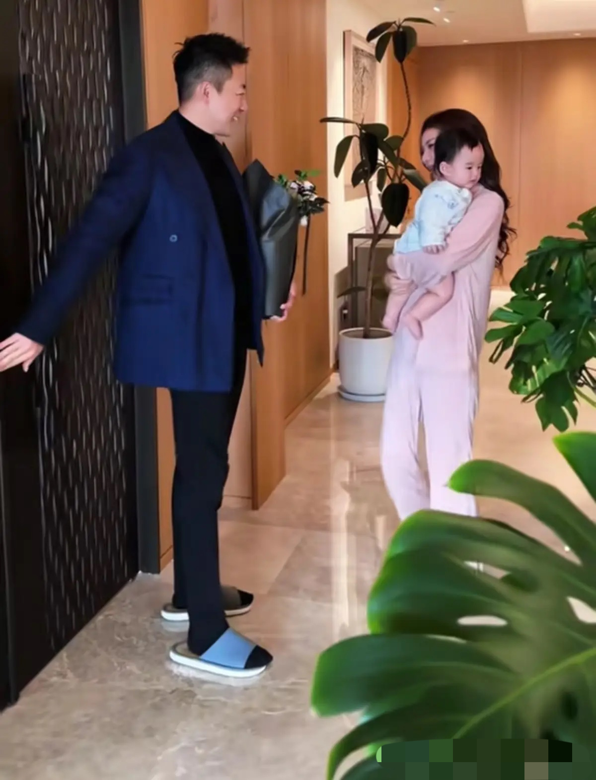 汪小菲变化真大了，突然就成了宠妻爱家的好男人，下班回来给马筱梅带花还亲自下厨……
汪小菲已经是3个娃的爸爸了，还是那么英俊帅气，穿西装小黑裤双腿笔直，不愧是大S一眼就看上的男人。
马筱梅真是幸运，现在的汪小菲不仅帅气多金还顾家，实打实的好男人。
汪小菲亲自下厨，给马筱梅做饭，倒上红酒享受二人世界，也
