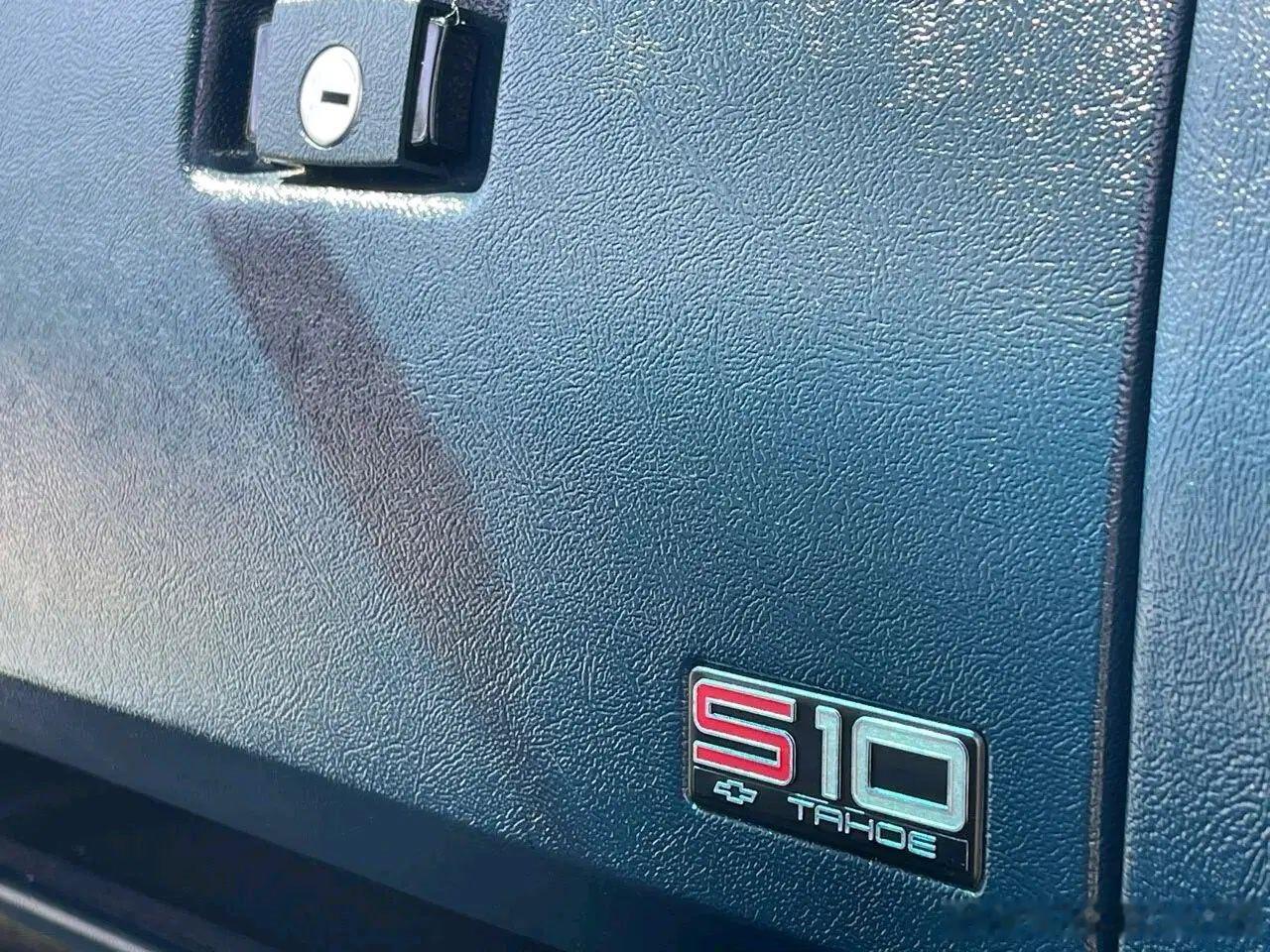 《经典名车 展示》赏析：1991年款 雪佛兰 Chevrolet S-10 Blazer SUV！这款车型是第一代后期款车型，车辆采用S-10 皮卡车型底盘打造！是美式中级豪华 SUV代表车型。在车辆的外观设计方面：方正硬朗的车身线条设计，搭配方形大灯系统，很有复古感觉，横向格栅镀铬饰条是标志性设计！图中墨绿色车身涂装 ​