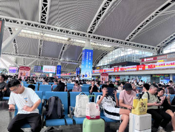 【暑运】这么热这么多人，广州南站，不开空调的吗？<br />