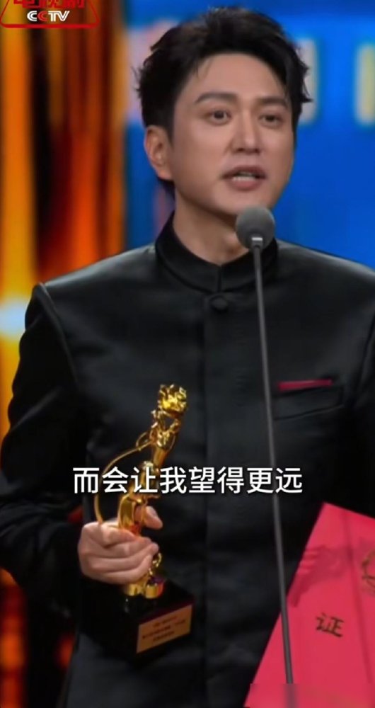 王仁君拿飞天奖，四分钟感言全程脱稿，一个字没磕巴。
台下坐着的，个个比他红，个个比他流量大。可镜头扫过去，全在拿手机录他说话。
他说，演绎先辈不是为了复刻一张脸，是为了让跨越时空的精神扣动人心。就这一句，《人民日报》直接转了。网友翻出他演《知否》的盛长柏，又翻出他跟杨幂是北电同班同学，大一还是杨