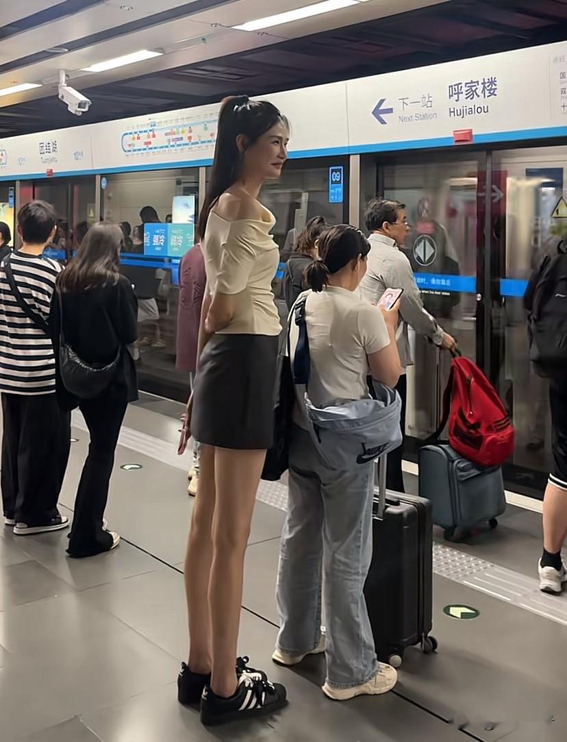 哇塞！这身高绝了，北京地铁站看到的美女，在人群中太显眼了，大家目测一下...